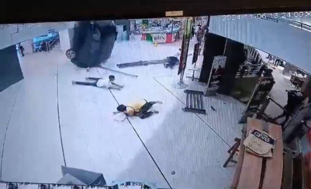 Las personas que presenciaron la caída, rápidamente buscaron salir de la zona de peligro gateando.