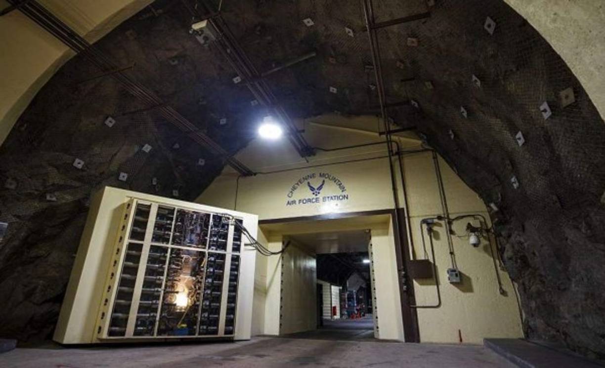 Los altos mandos de las Fuerzas Armadas de EEUU permanecerán en este búnker, , ubicado en la Estación de la Fuerza Aérea Cheyenne Mountain en Colorado Springs, hasta que pase la pandemia por coronavirus, según informaron medios locales.