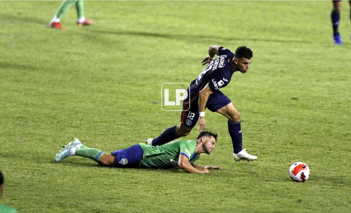 Raúl Marcelo Santos dejando acostado al capitán del Seattle, Nicolás Lodeiro.