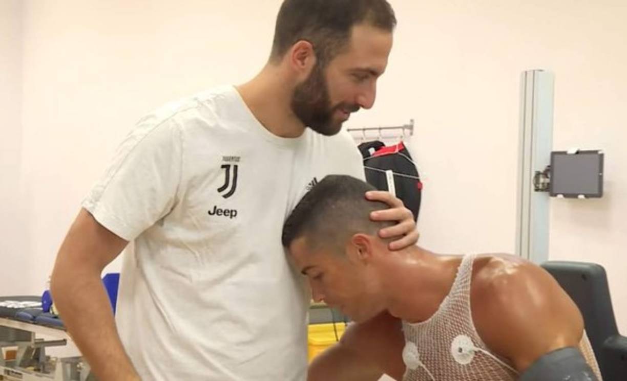 El Pipa Higuaín y Cristiano Ronaldo, excompañeros en Real Madrid, se reencontraron este lunes y el argentino le dio la bienvenida a CR7. Medios italianos señalan que el atacante sudamericano será dado de baja en la Juve tras la llegada del crack luso.