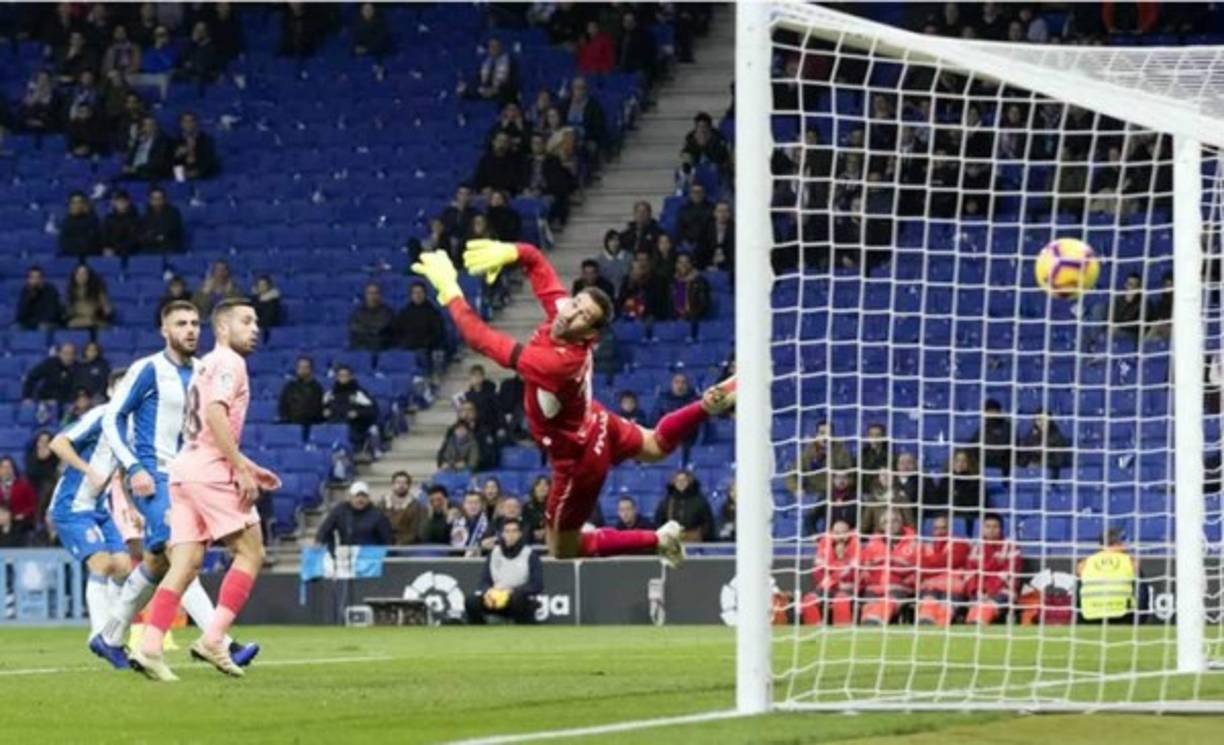 Dembélé hizo el 0-2 del Barcelona sobre el Espanyol con este derechazo que no pudo parar Diego López pese a su volada.