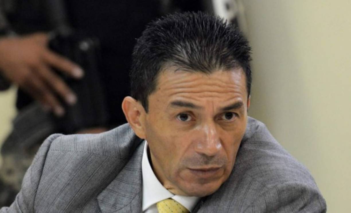 Tras conocer que era declarado culpable del delito de homicidio y que debería pagar una pena de 15 a 20 años de prisión, se mostró arrepentido: 'Yo sí me arrepiento, le pido perdón a la familia del taxista por el dolor que ellos han sufrido y le pido perdón a mi familia por el dolor que están viviendo”. En la imagen se aprecia el semblante de aflicción y remordimiento que tiene el político.<br/><br/>A Galdámez también se le acusó en ese momento de tentativa de homicidio en contra de Eduardo Gustavo Flores Mendoza, pero el tribunal lo absolvió.