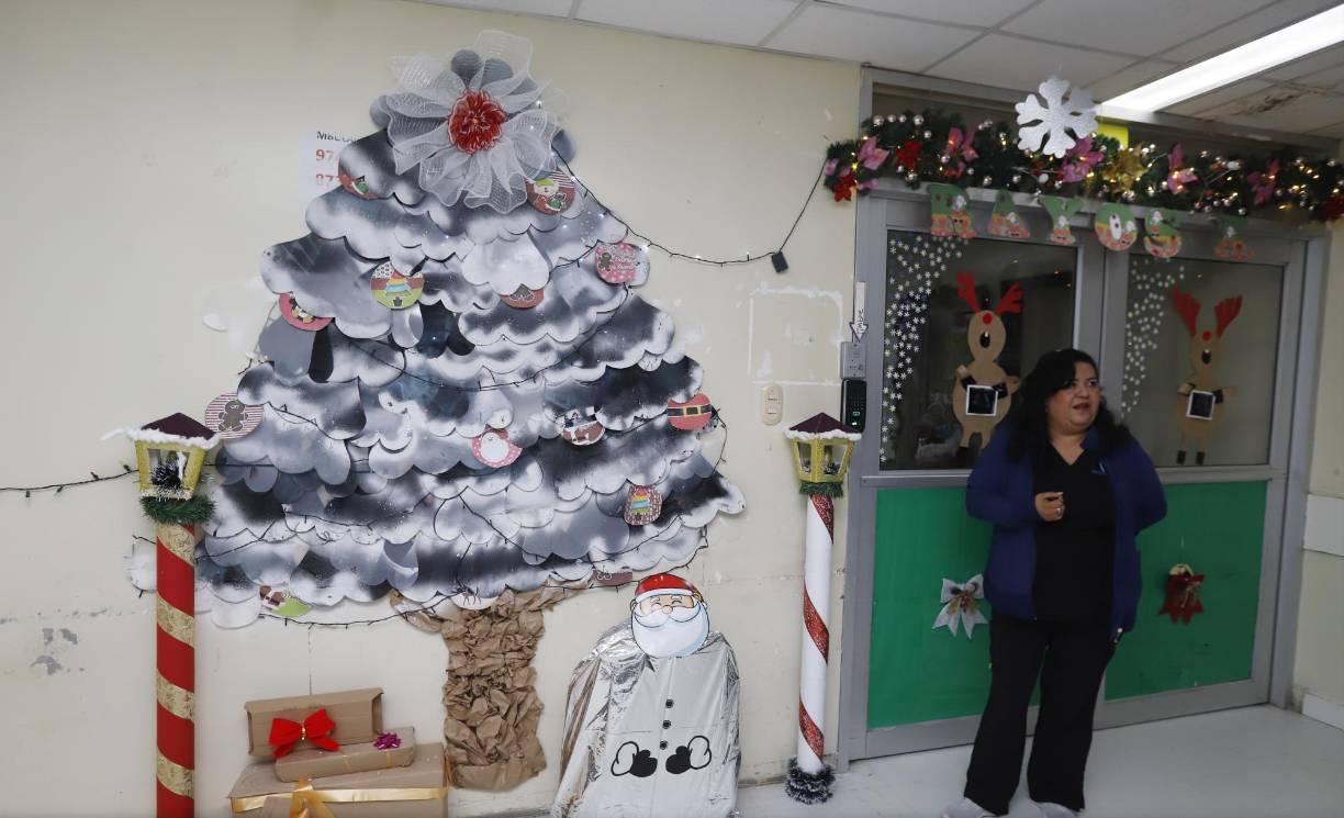 Este árbol también se elaboró con placas recicladas y otros elementos.