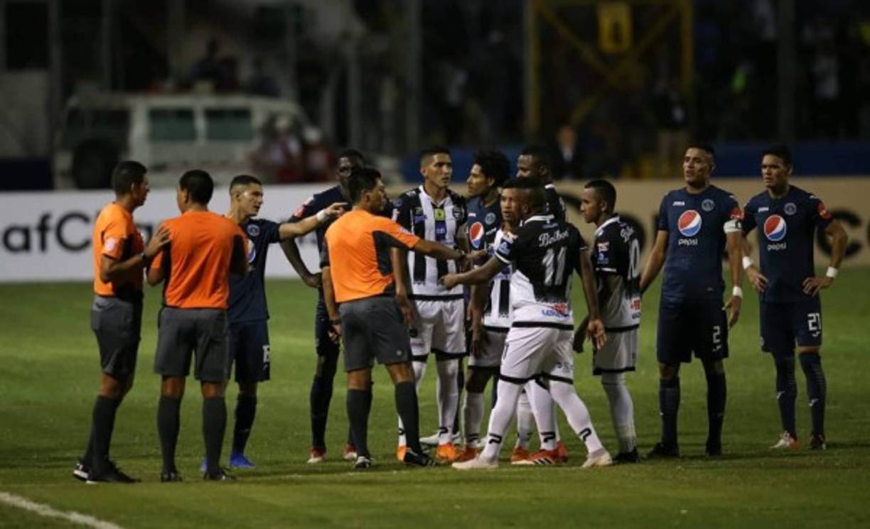 El reclamo al árbitro Walter López no se hizo esperar.