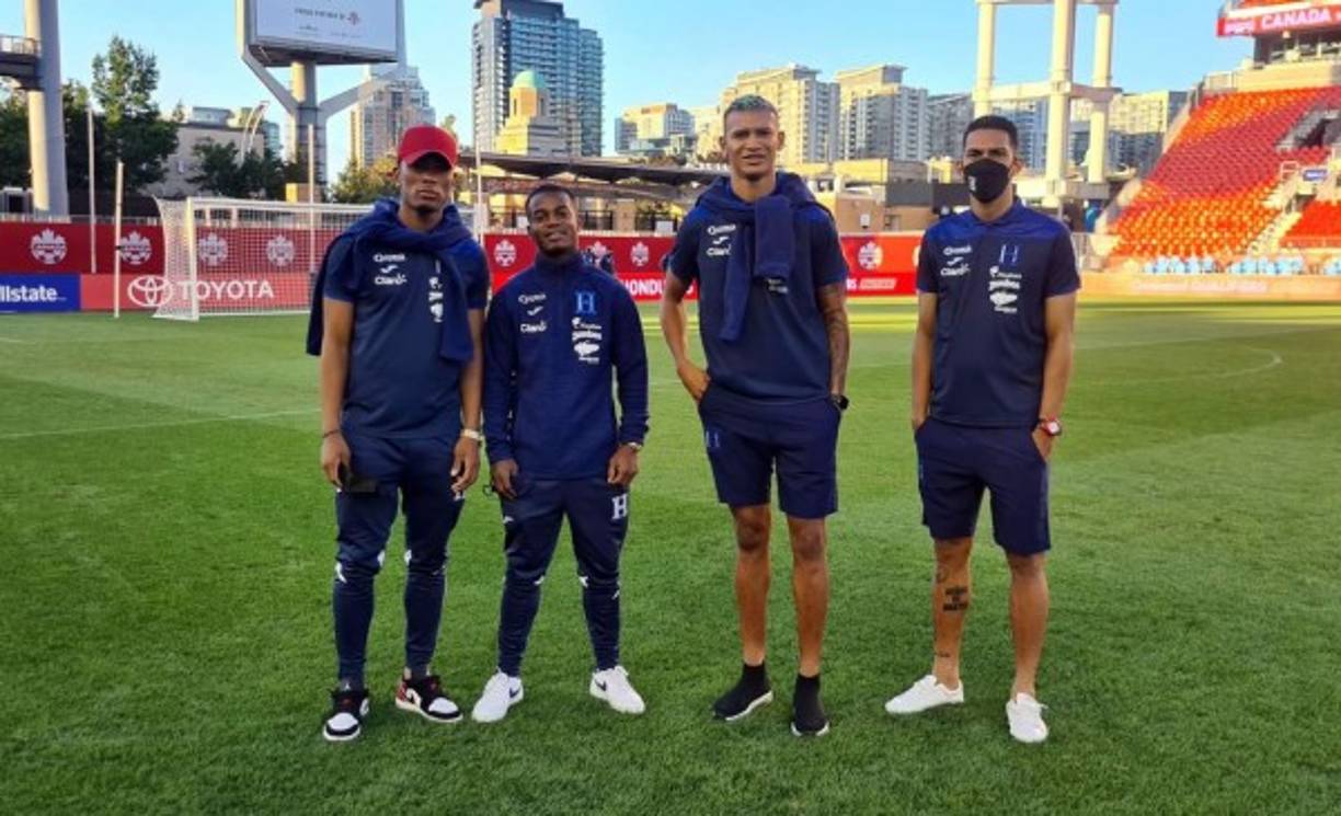 Deiby Flores, Edwin Solani Solano, Kervin Arriaga y Allans Vargas en el verde del BMO Field.