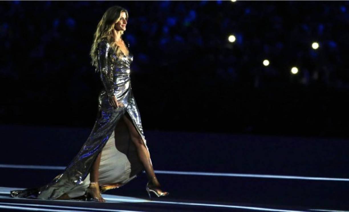 A la media hora de comenzar la ceremonia de inauguración de los Juegos Olímpicos de Río de Janeiro, el estadio Maracaná se ha entregado a Gisele Bündchen.