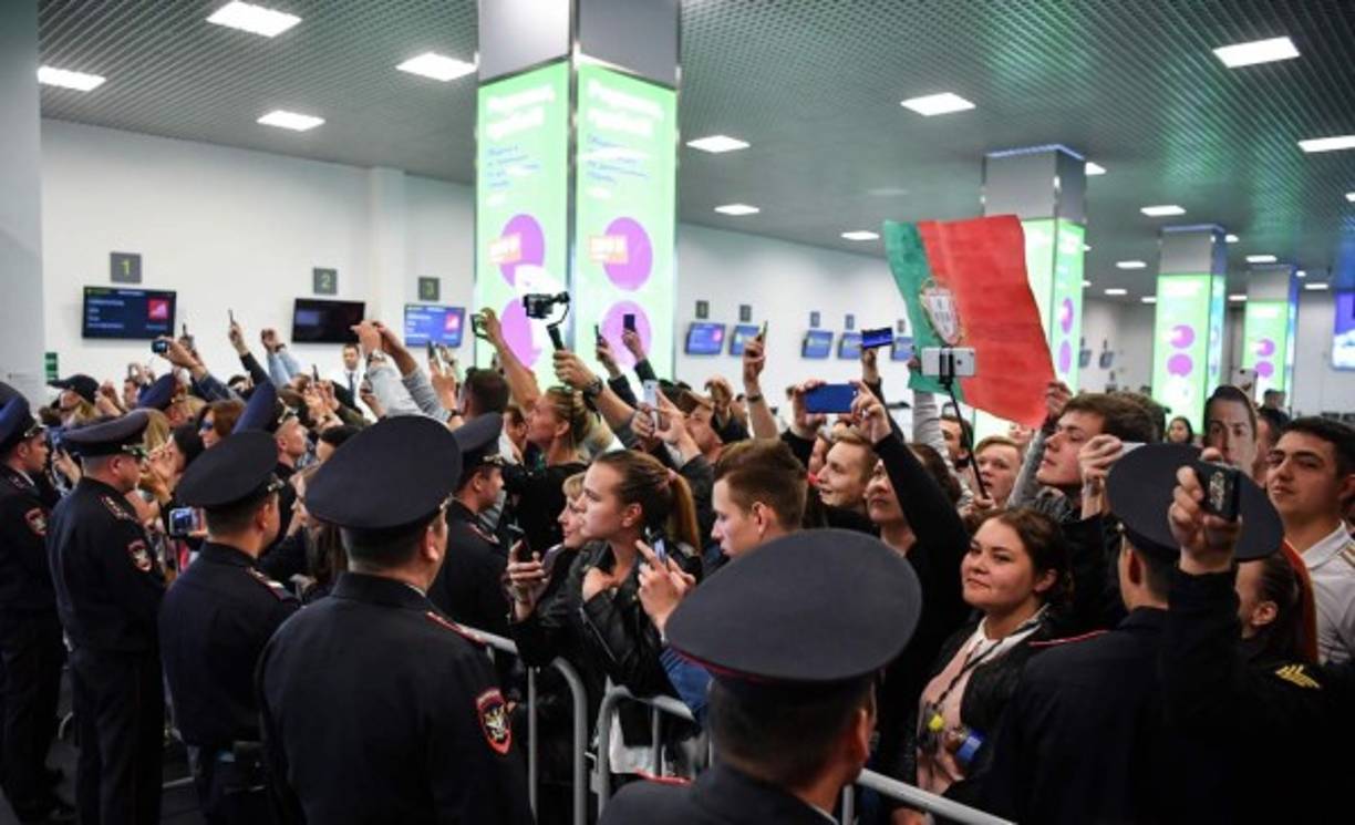 Muchos aficionados llegaron a dar la bienvenida a los jugadores del equipo nacional de fútbol de Portugal en el aeropuerto de Zhukovsky. Foto AFP