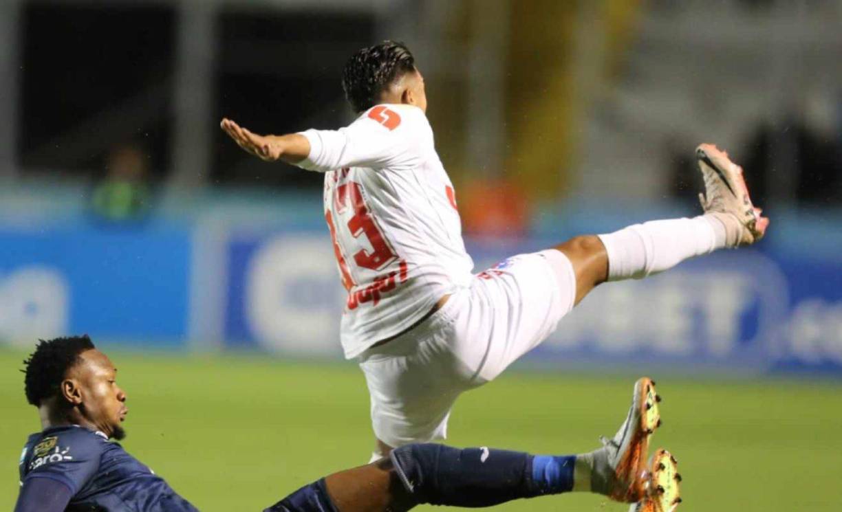 Ricky Zapata recibió una tarjeta amarilla de forma injusta ya que le sacó el balón a Chirinos. 