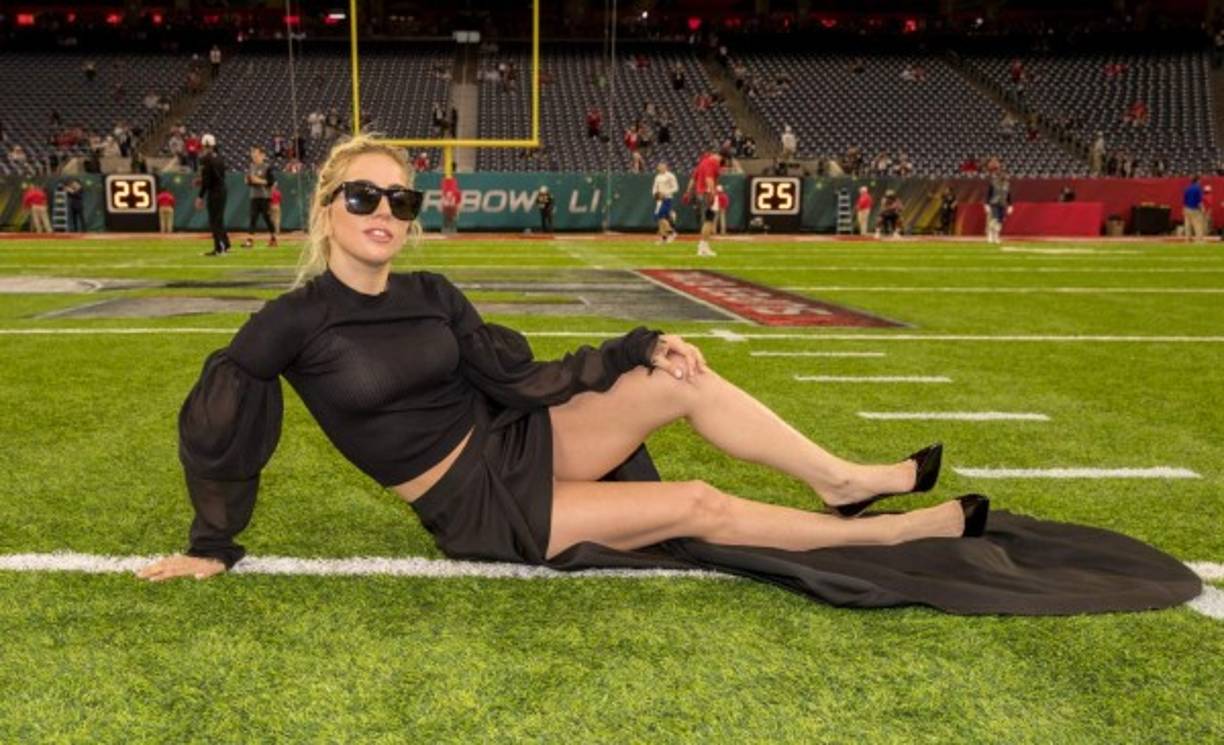 Lady Gaga salió a recorrer el césped del Gillette Stadium previo al juego de los Atlanta Falcons y los New England Patriots.