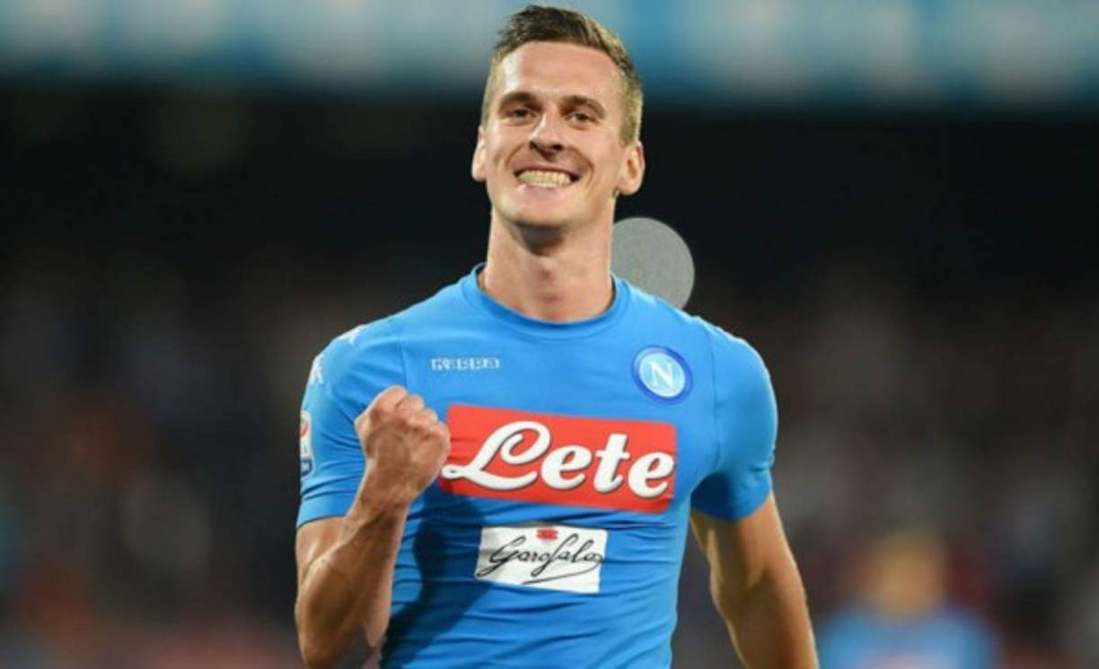 La Radio Kiss Kiss de Italia asegura que el delantero Arkadiusz Milik, bajo contrato en el Napoli hasta 2021, habría llegado a un acuerdo con la Juventus para la próxima temporada. Su cambio de aires queda a expensas de un acuerdo para el precio de su traspaso entre el presidente napolitano Aurelio de Laurentiis y los dirigentes de la institución turinesa. <br/><br/>El polaco sería el complemento ideal para Cristiano Ronaldo y consideran que a pesar de las dos graves lesiones que ha sufrido el atacante desde que llegó a Nápoles, su nivel futbolístico y goleador todavía puede dar mucho más de sí y ayudar al rendimiento de CR7.