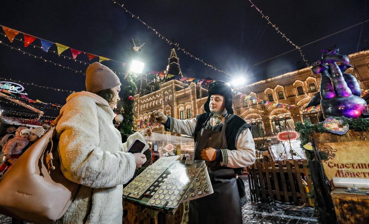 Un vendedor vende recuerdos en la Plaza Roja decorada para Navidad y año Nuevo en Moscú, Rusia, 21 de diciembre de 2023. 
