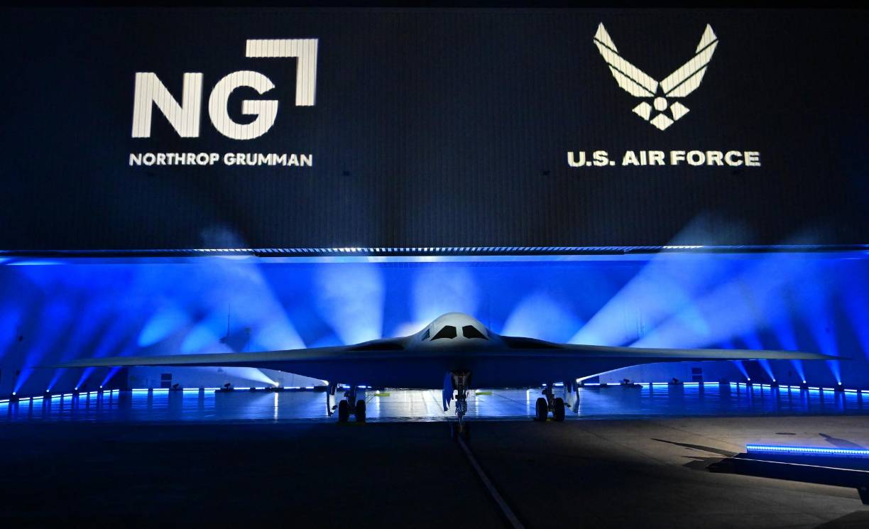 Estados Unidos presentó el fin de semana el B-21 <b>Raider</b>, su nuevo bombardero furtivo de alta tecnología que puede transportar armas nucleares y convencionales y está diseñado para poder volar sin tripulación a bordo. 