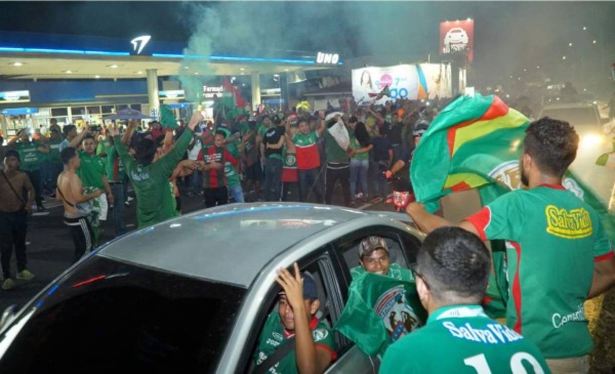 Los aficionados del Marathón salieron a las calles para celebrar el campeonato.