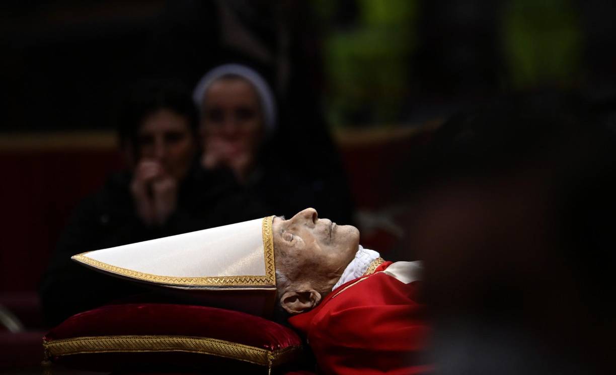 El 5 de enero, miles de fieles despidieron en el Vaticano a Benedicto XVI, en una ceremonia inédita ya que <b>nunca</b> en los últimos siglos un papa había presidido el funeral de otro papa emérito. Benedicto falleció el 31 de diciembre de 2022.