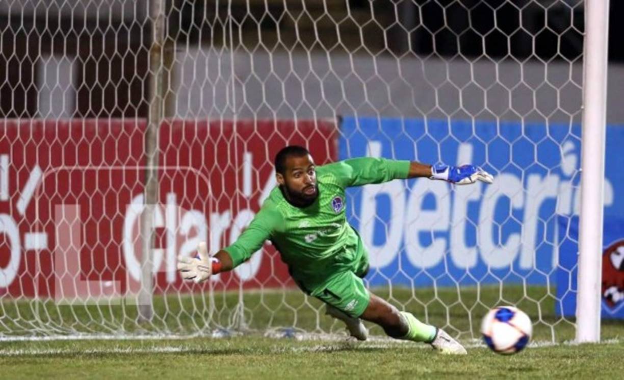 Edrick Menjívar se lanza para intentar parar el penal de Ramiro Rocca, pero fue imposible. ¡Gol del Real España!