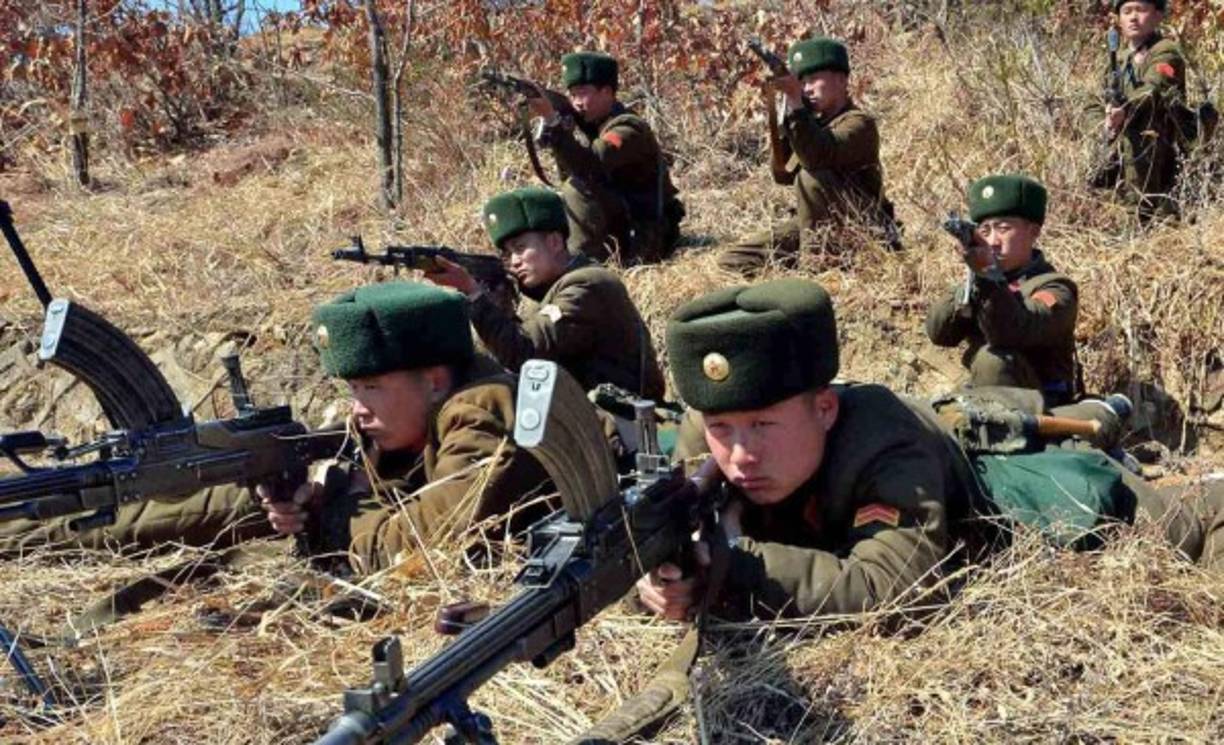 Sin embargo, al ejército le falta el equipamiento moderno. Los militares norcoreanos en su mayoría están dotados de armas de la época soviética, o sus copias de producción china.