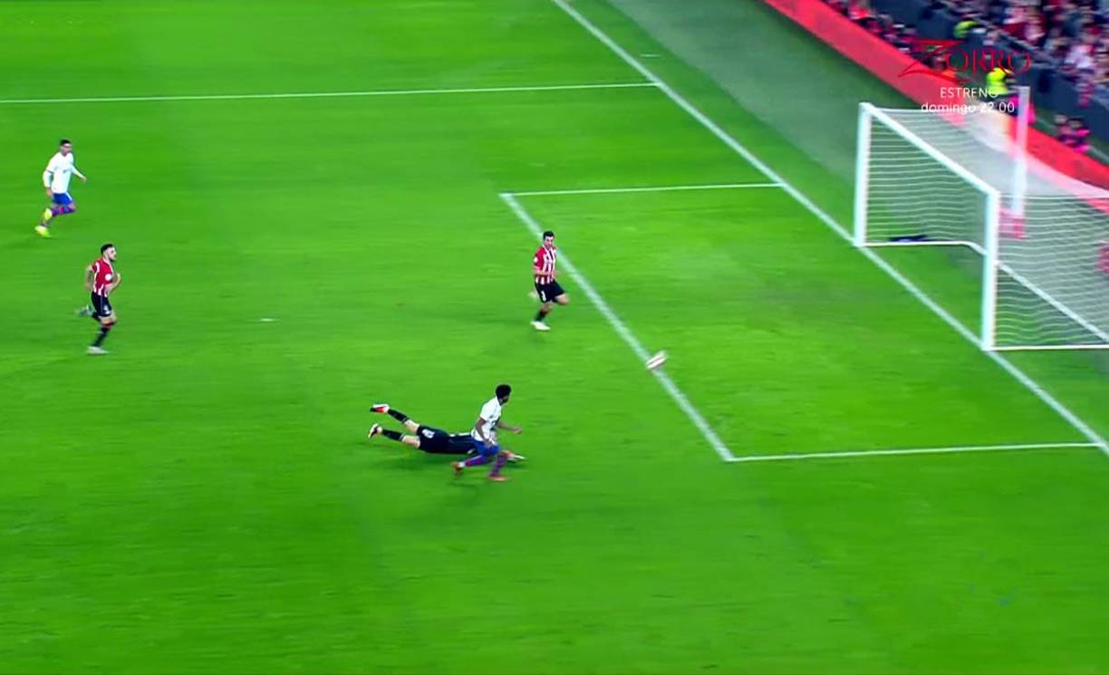 Lamine Yamal erró esta otra ocasión, se quitó al portero del Athletic y disparó afuera.