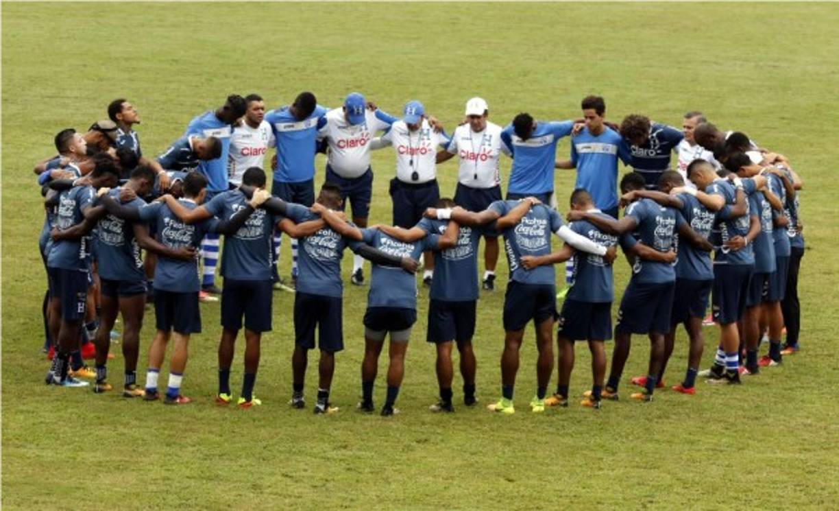 La participación del exmundialista hondureño, Osman Chávez, para proporcionar el respaldo espiritual que este grupo requiere, siguió siendo una de las constantes en el una distendida práctica con intercambio de roles de la H.