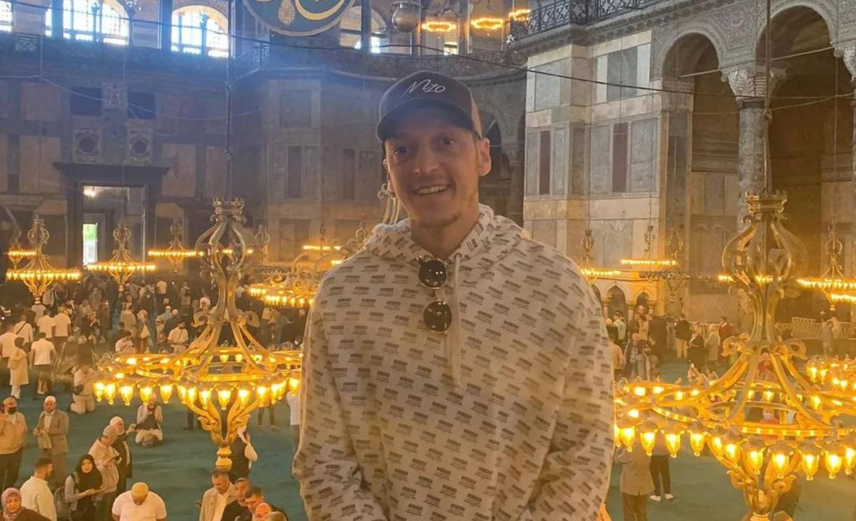 Además, Özil lleva tiempo trabajando con la organización benéfica alemana Big Shoe. Concretamente, desde 2010, ayudando a financiar operaciones vitales para niños desfavorecidos enfermos en todo el mundo.