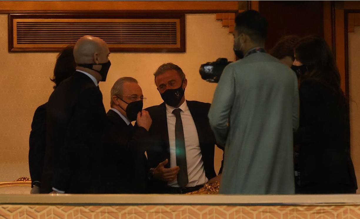 Florentino Pérez, presidente del Real Madrid, dialogando con Luis Enrique, entrenador de la Selección de España.