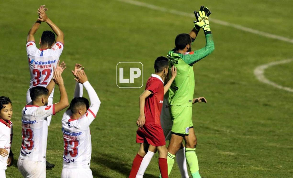 Los jugadores del Olimpia agradecieron el apoyo de la afición.