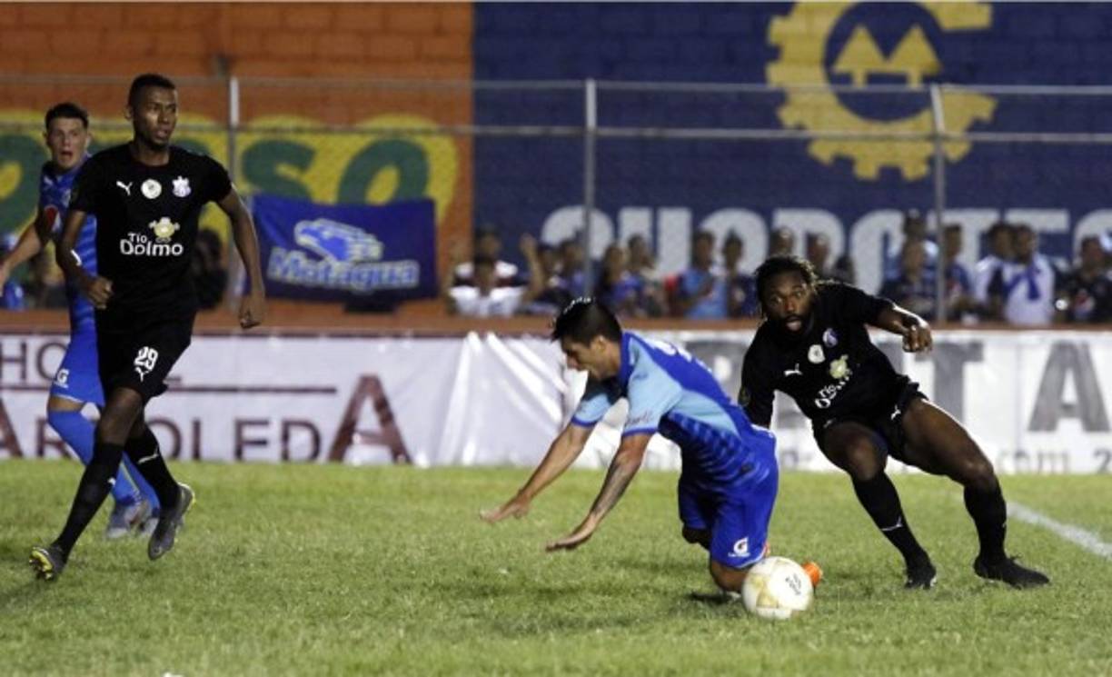 El tico Roy Smith le cometió un claro penal al argentino Matías Galvaliz.