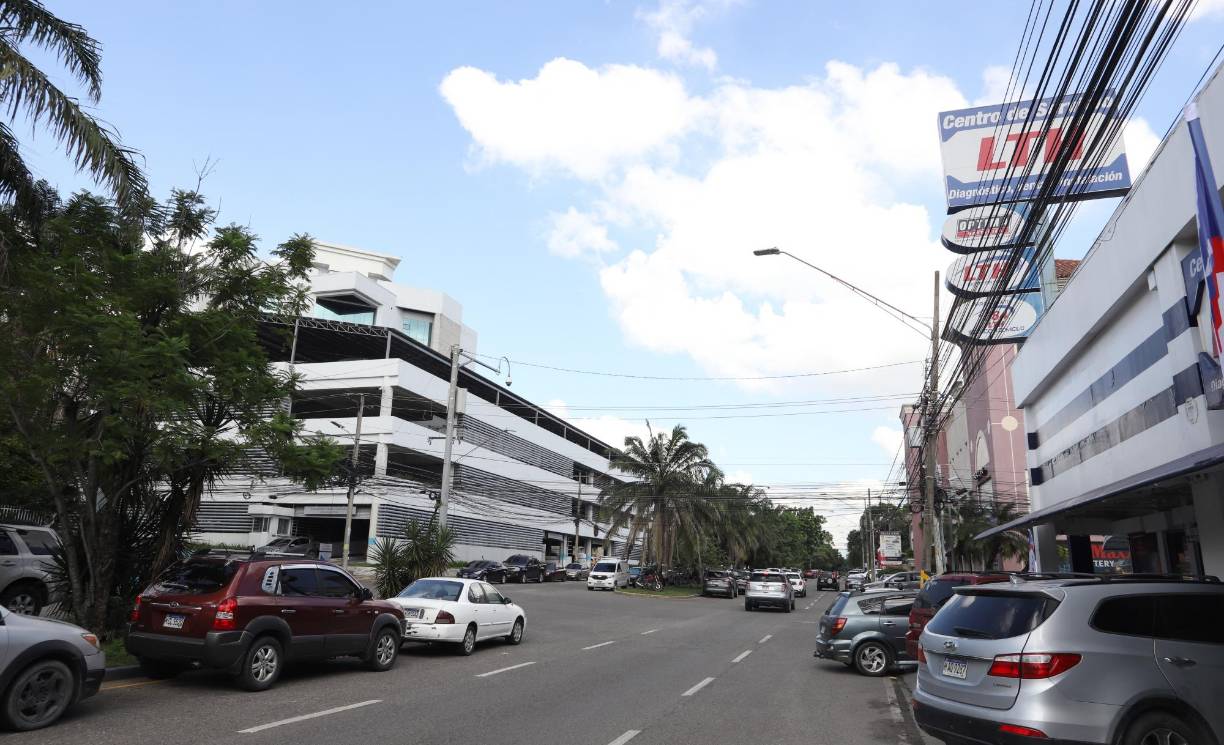 Barrio Suyapa desde 1976, cuenta con hoteles, restaurantes, plazas comerciales, talleres, entre otros comercios.