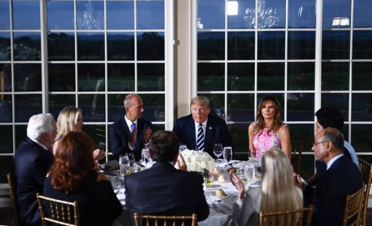 Melania acompañó al mandatario estadounidense en una cena de negocios con empresarios de las compañías más importantes de EEUU en Bedminster, New Jersey.
