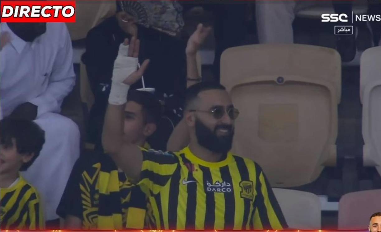 El doble de Karim Benzema fue enfocado en las gradas del estadio King Abdullah Sports City de Yeda durante la presentación del delantero francés con el Al-Ittihad.