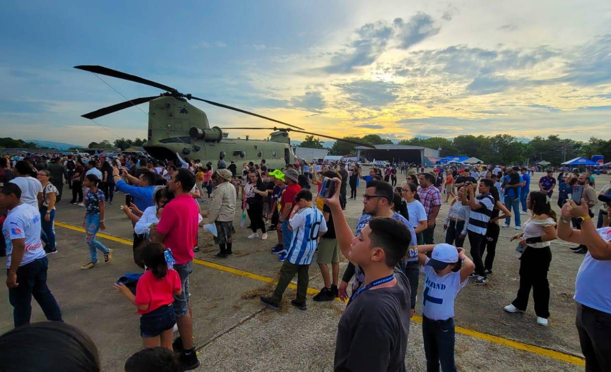 Hondureños disfrutan de los “raitecitos y acrobacias en el Show Aéreo 2024