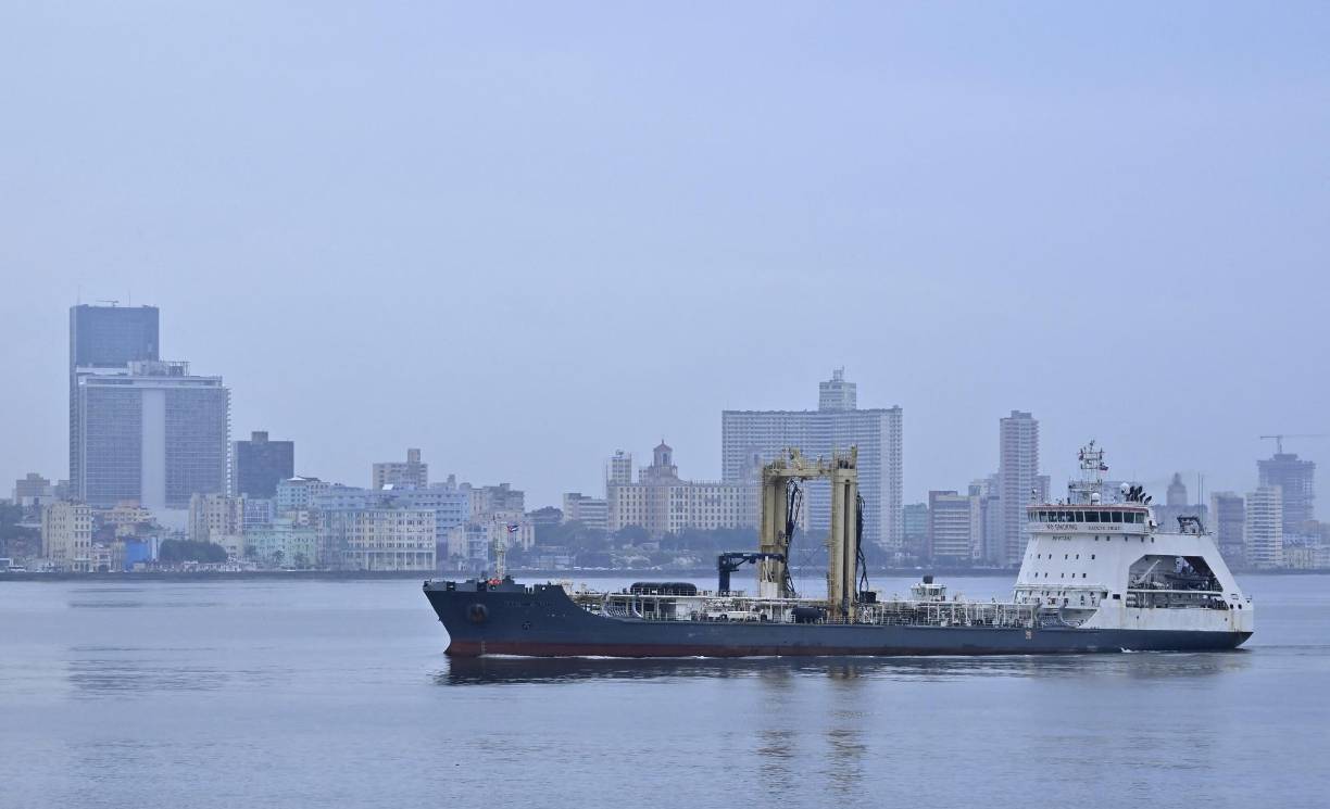 Minutos antes de la 08H00 locales (12H00 GMT) entró a la bahía de La Habana a la vanguardia de la flotilla el buque petrolero “Pashin”, seguido por el remolcador de salvamento “Nikolai Chiker” decorado con las franjas blanca, azul y roja de la bandera rusa.