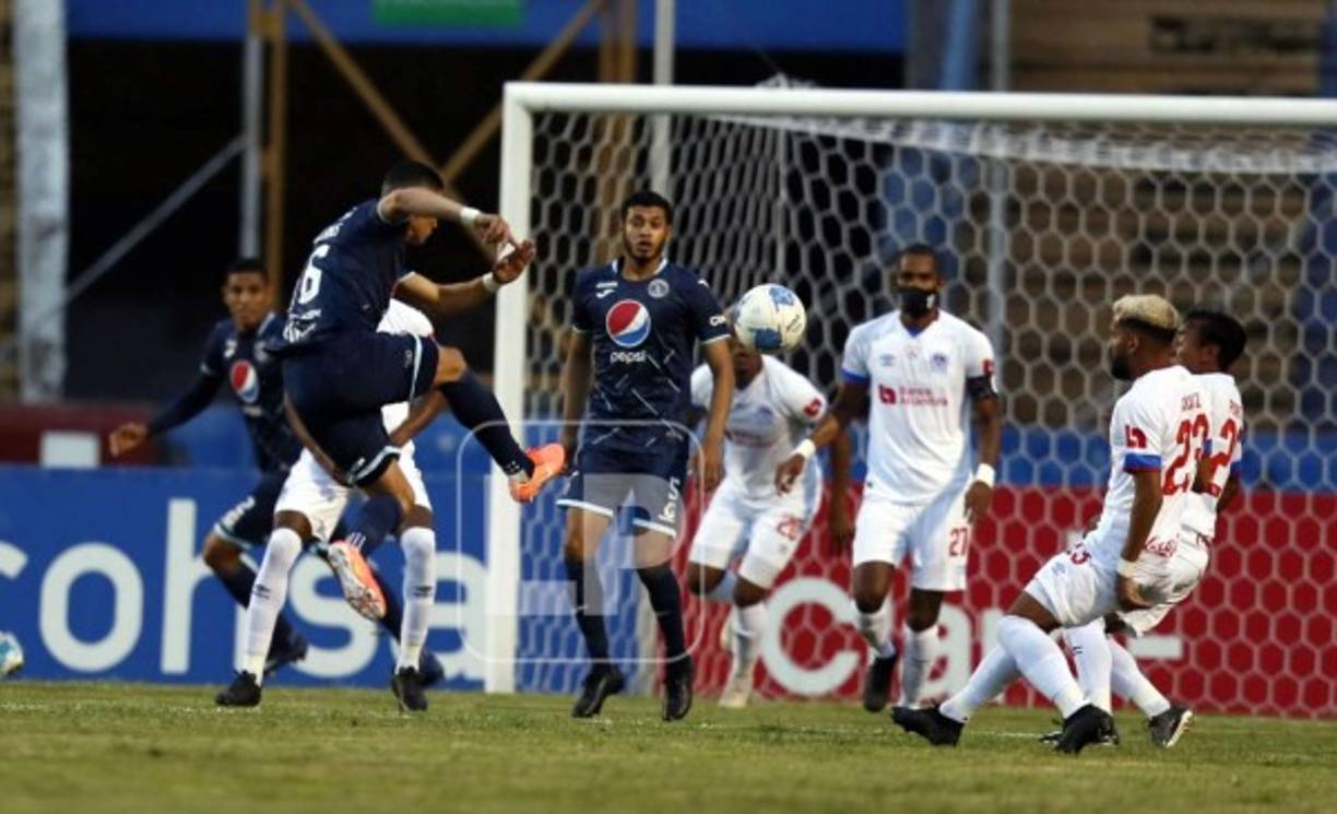 Héctor Castellano disparando de derecha a la portería del Olimpia. El portero Edrick Menjívar se quedó con este remate sin problemas.
