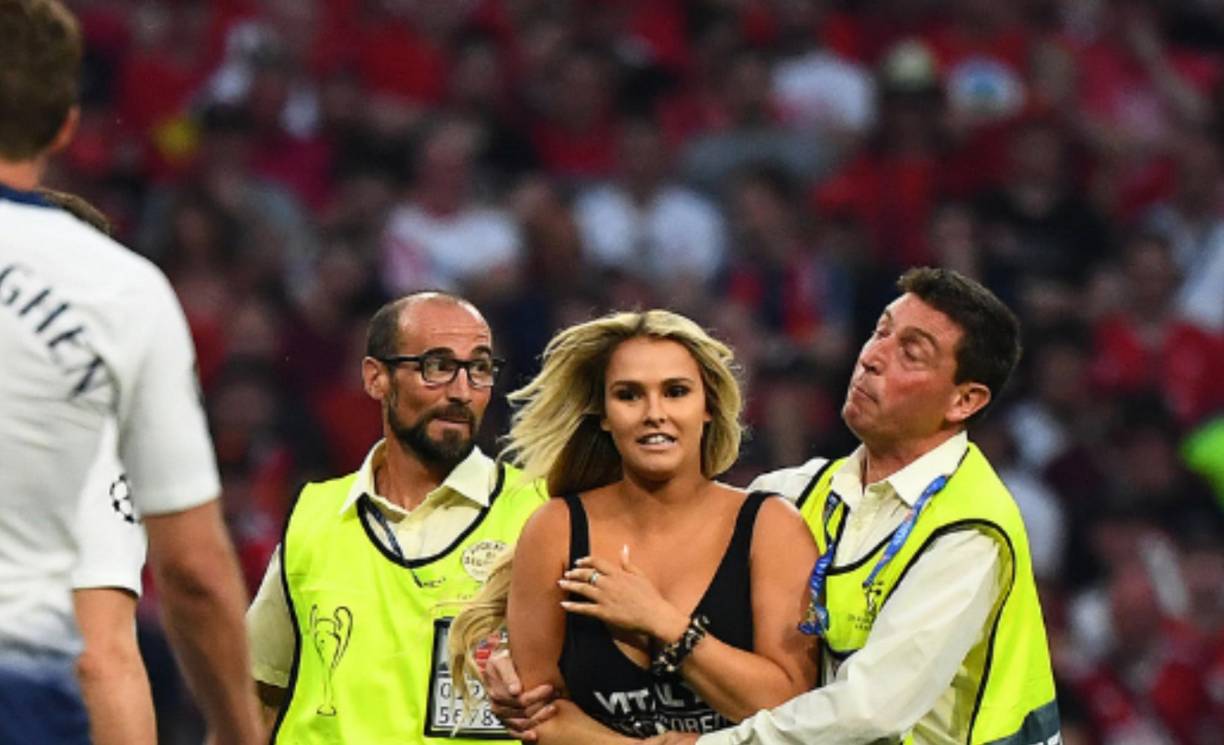 Kinsey dio publicidad a una página de contenido para adultos que es propiedad de su novio en aquel entonces. La noticia estuvo en todos los medios internacionales.