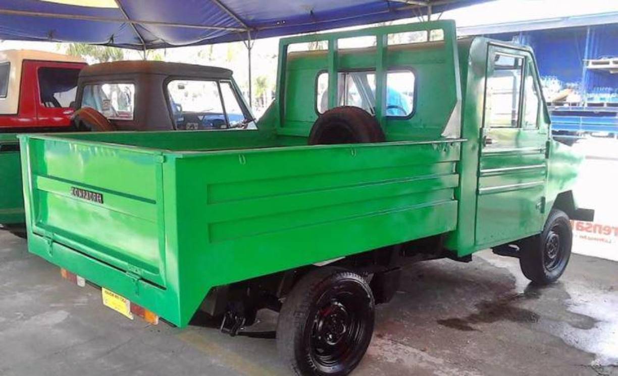 Su cabina acomodaba a dos personas y contaba con una plataforma de carga diseñada para soportar las exigencias del trabajo agrícola y comercial.