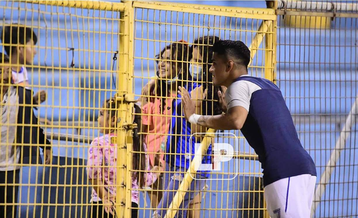 Luis Palma posó con unas aficionadas antes del inicio del partido.