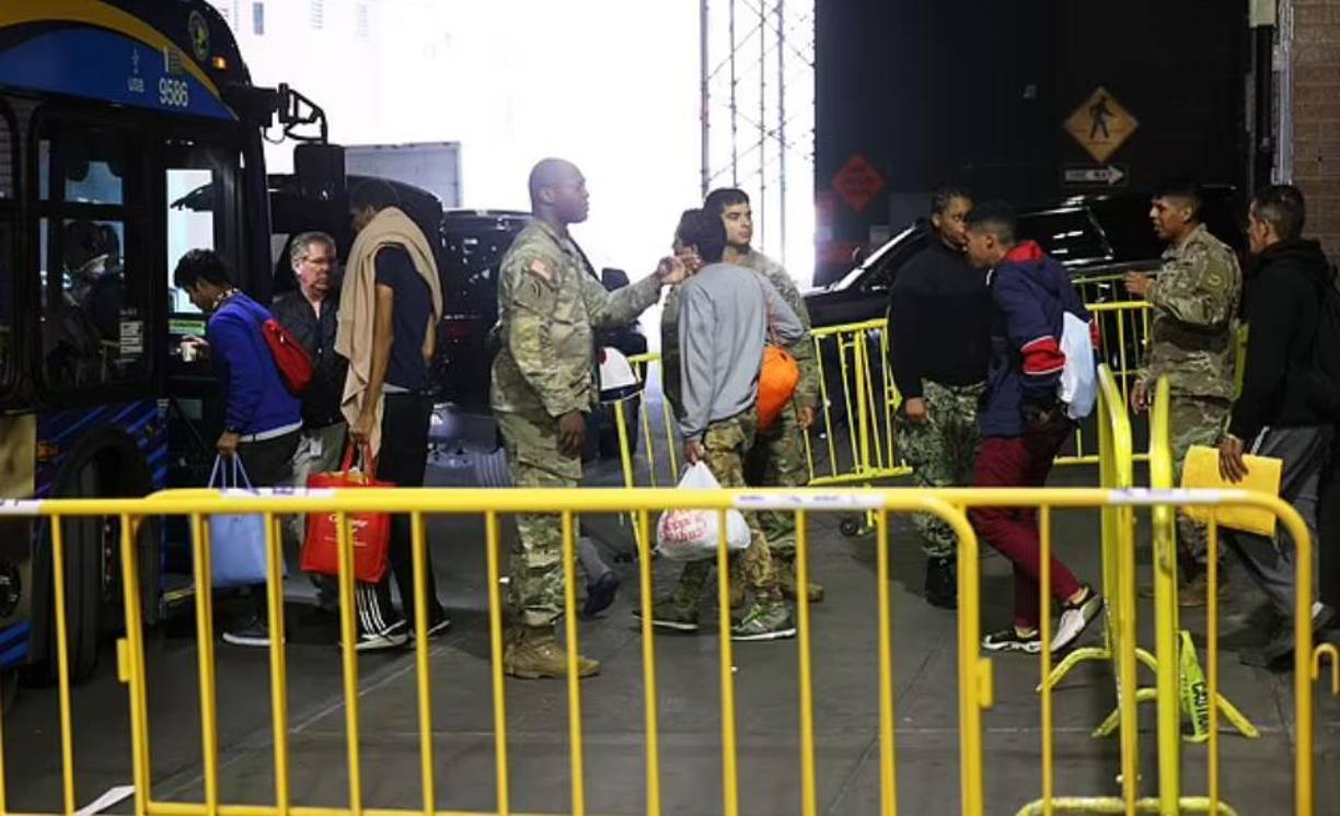 El ayuntamiento ha contratado 120 hoteles para alojar inmigrantes tras el hacinamiento en los albergues públicos.