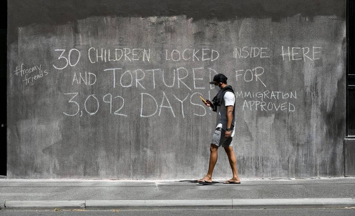 Según informó en aquel momento el canal 7News, un 90% de los contagios que fueron reportados en el estado de Victoria, al que pertenece Melbourne, en la segunda ola de octubre, tuvieron su origen en el complejo en el que Djokovic se encuentra actualmente a la espera de definir su futuro.