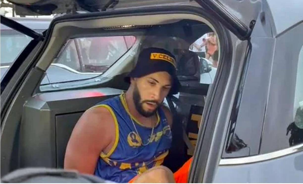 El aficionado de Boca Juniors que fue detenido por la policía brasileña en las playas de Copacabana.