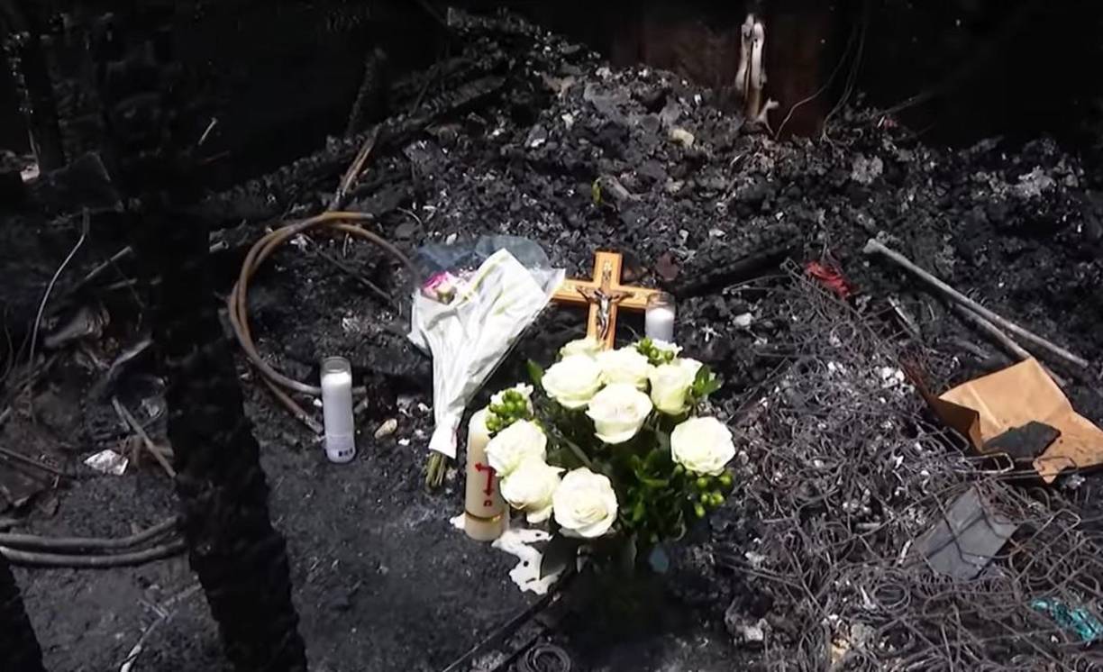 La comunidad ha llevado flores al lugar en donde antes había una casa y ahora solo hay escombros.