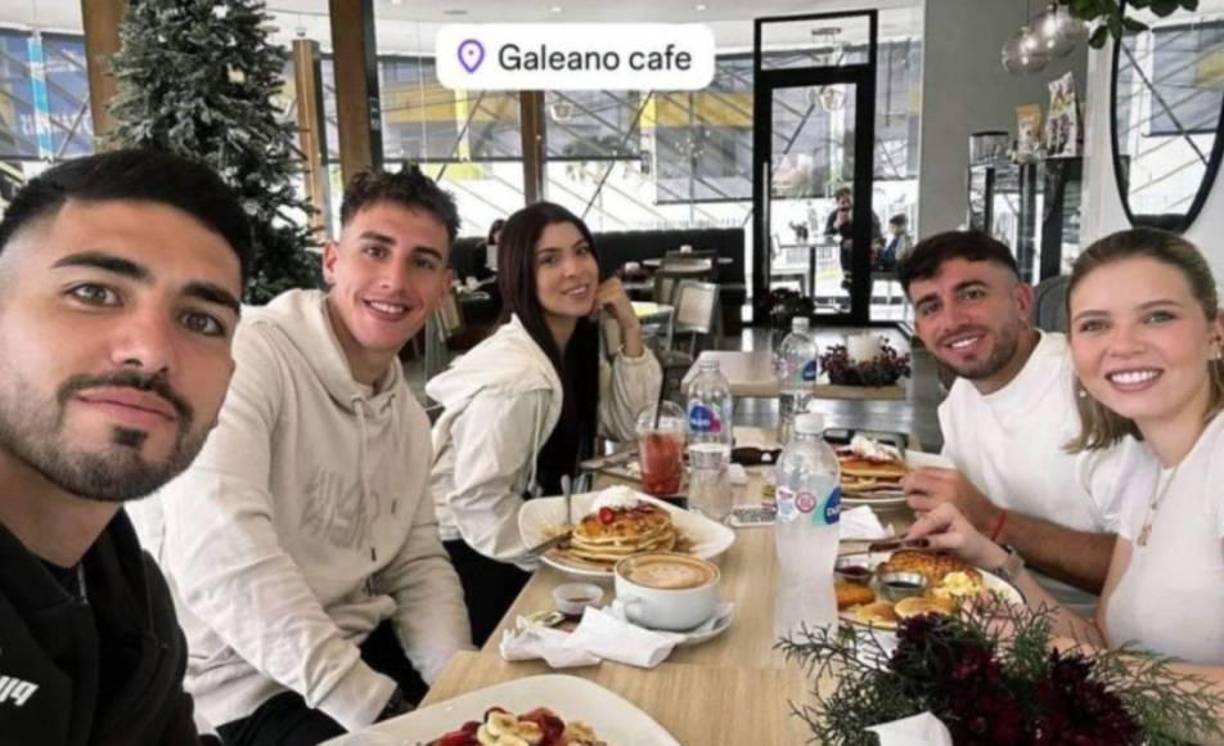 En redes se viralizó una foto de Rodrigo con Laura Meza, en la que además aparecen Agustín Auzmendi, Cecilia García y el defensor Sebastián Cardozo. 