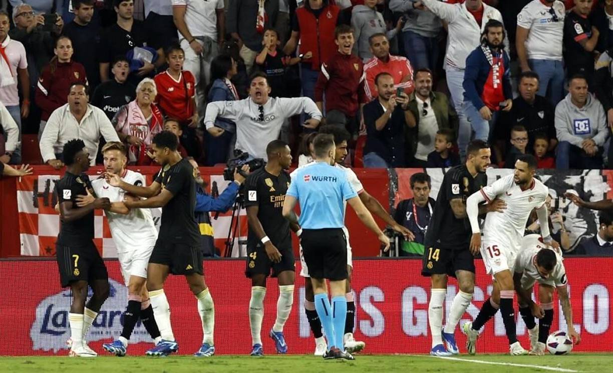 Un aficionado del Sevilla hizo el gesto del mono a Vinicius en la grada del estadio Ramón Sánchez Pizjuán durante la trifulca.