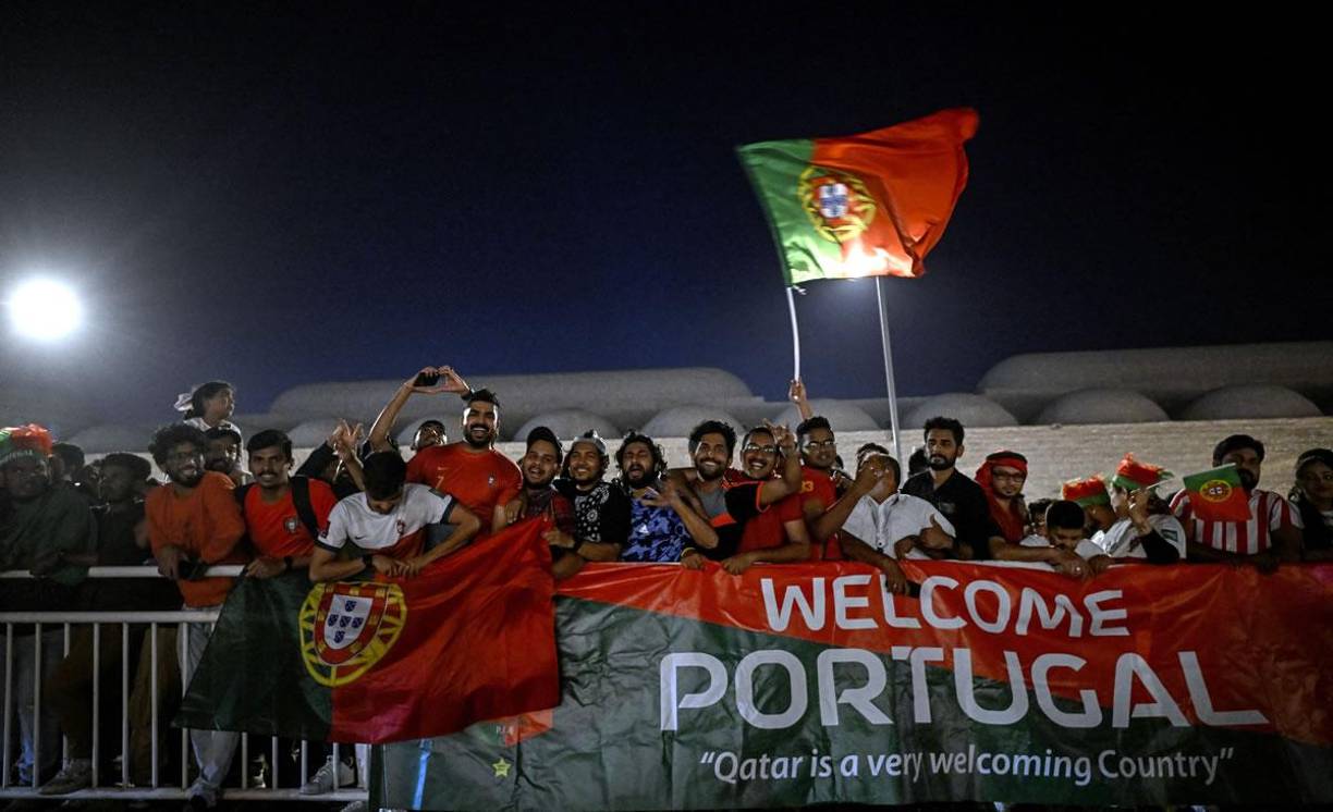 Muchos aficionados esperaron la llegada de la selección portuguesa para ver a Cristiano Ronaldo.
