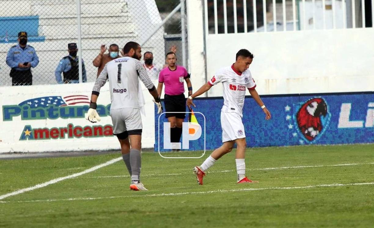 Pedro Troglio hizo debutar en el lateral izquierdo al joven Moisés Rodríguez, quien entró por el lesionado Carlos Sánchez.