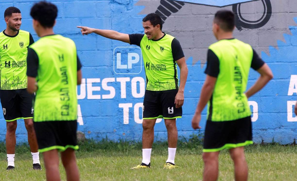 ‘Rambo‘ de León le da indicaciones a los más jóvenes del equipo.