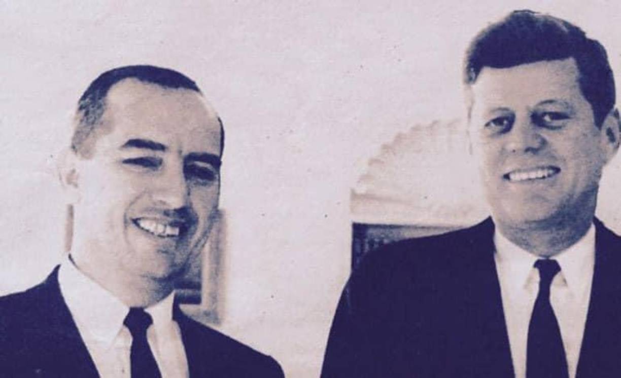 Jorge Bueso Arias y el presidente de Estados Unidos John F. Kennedy