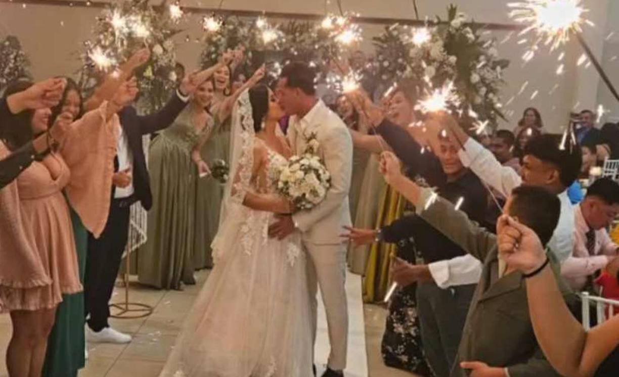 Delantero hondureño se casó este fin de semana con una bella odontóloga y ambos compartieron en sus redes sociales la algarabía que se vivió en la boda.