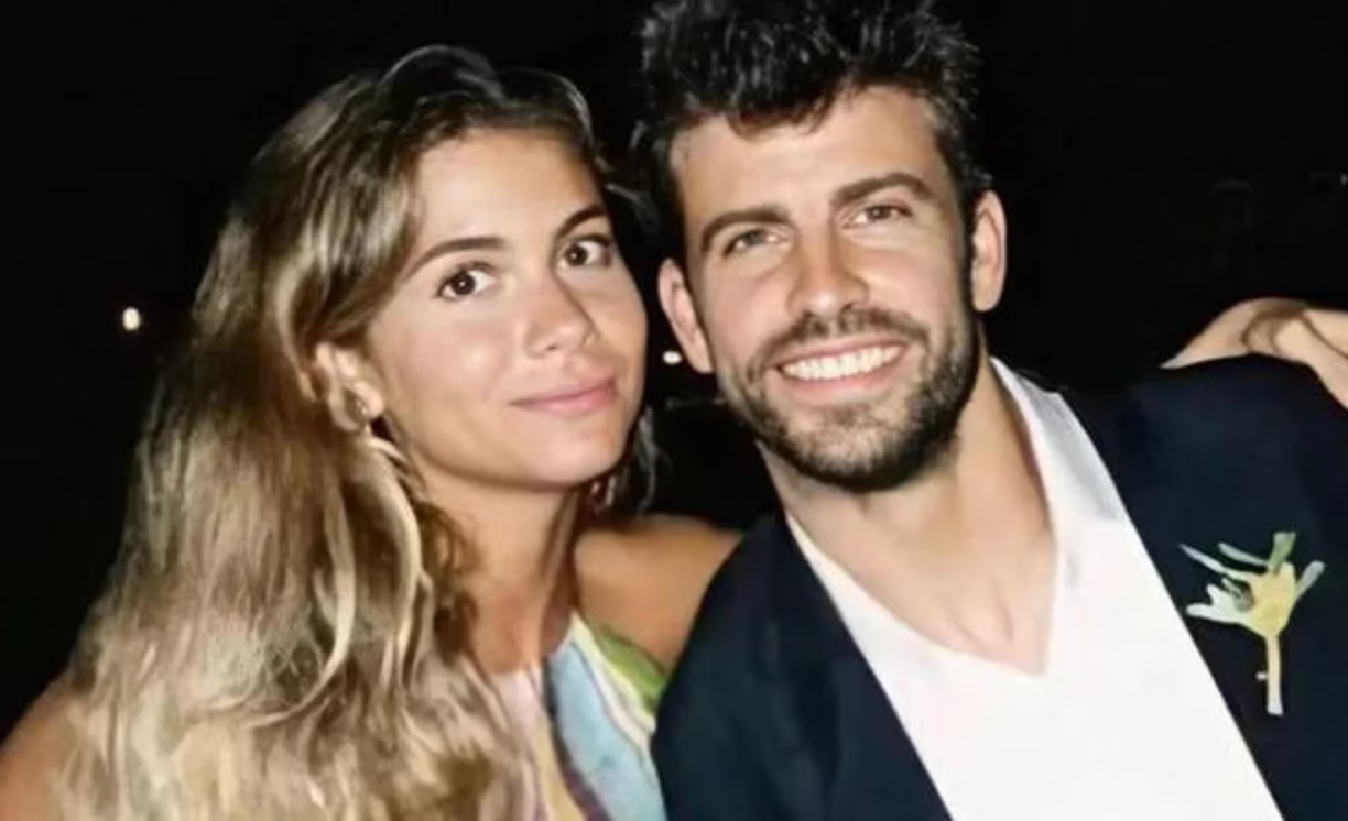 Según cuenta el periodista, Roberto Antolín, la actual pareja del exjugador del Barcelona le habría hecho la petición de hacer pública su relación.