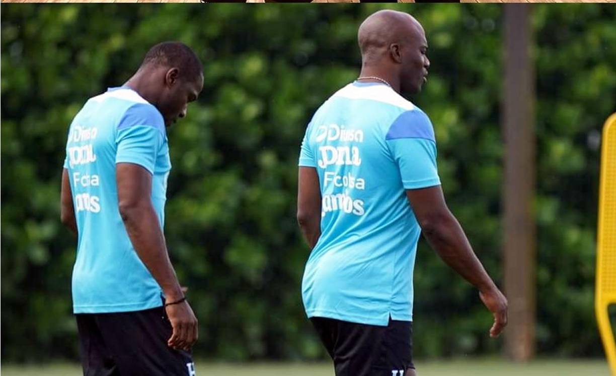 Maynor Figueroa y David Suazo volvieron a vestir los colores de la Selección de Honduras. En esta foto se puede ver como ambas leyendas están con el uniforme de cuerpo técnico.