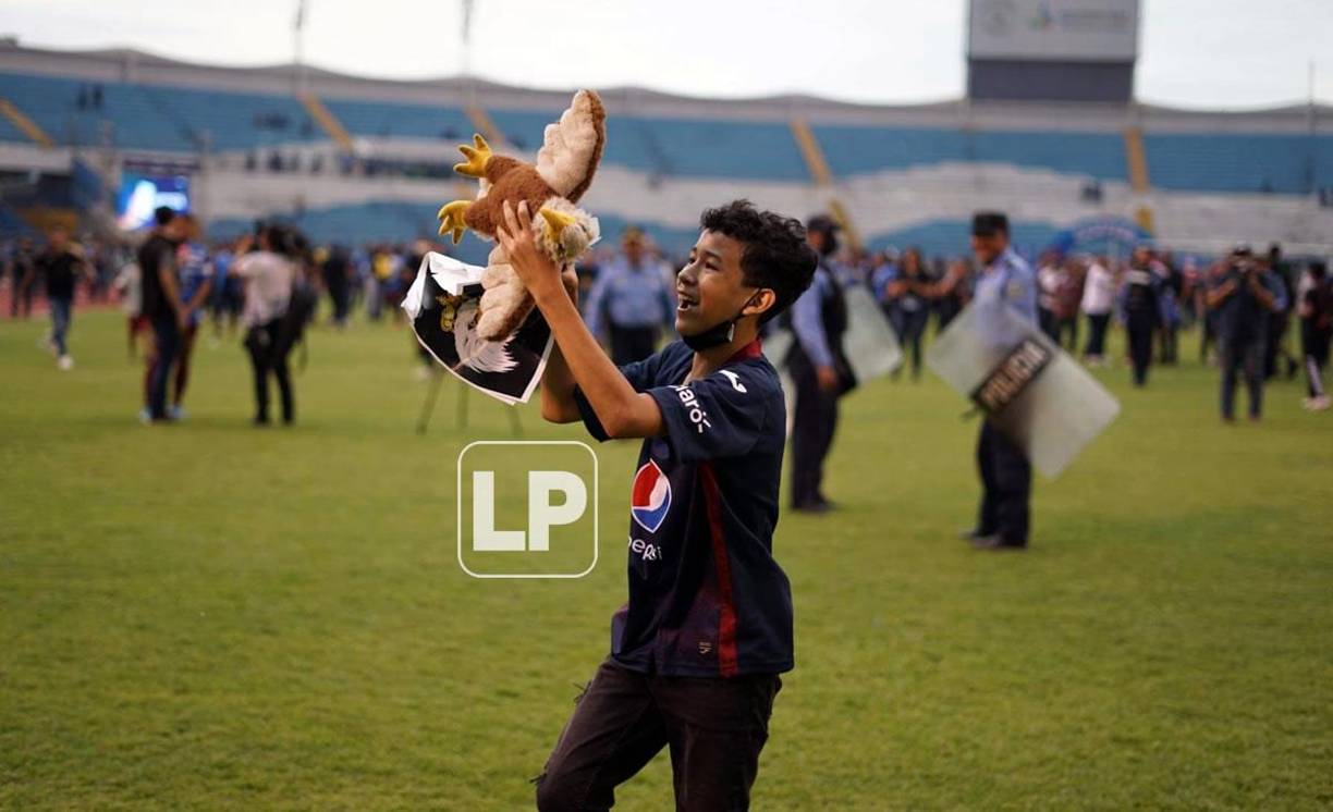 Un pequeño aficionado del Motagua festejó en la cancha el título azul.