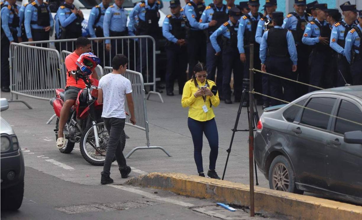 Los medios de prensa arribaron desde tempranas horas de esta tarde del domingo para tomar las mejores postales y dar la información de primera mano a los aficionados.